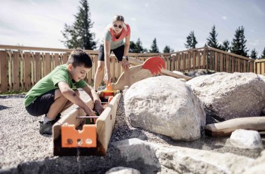 Nikis Alm-Abenteuer - versorge die Tiere beim Alm-Bründl mit Wasser, © jollyschwarz.com / heldenderfreizeit.com