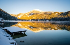 Am winterlichen Erlaufsee, mit Blick auf die Gemeindealpe Mitterbach, © kasakphoto.com