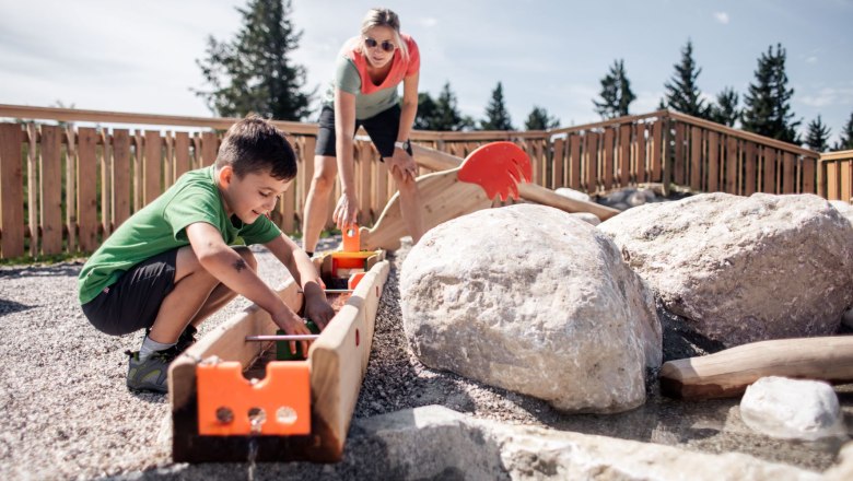 Nikis Alm-Abenteuer - versorge die Tiere beim Alm-Bründl mit Wasser, © jollyschwarz.com / heldenderfreizeit.com