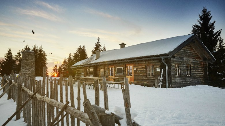 Anna-Alm im winterlichen Sonnenuntergang, © Niederösterreich-Werbung/Michael Liebert