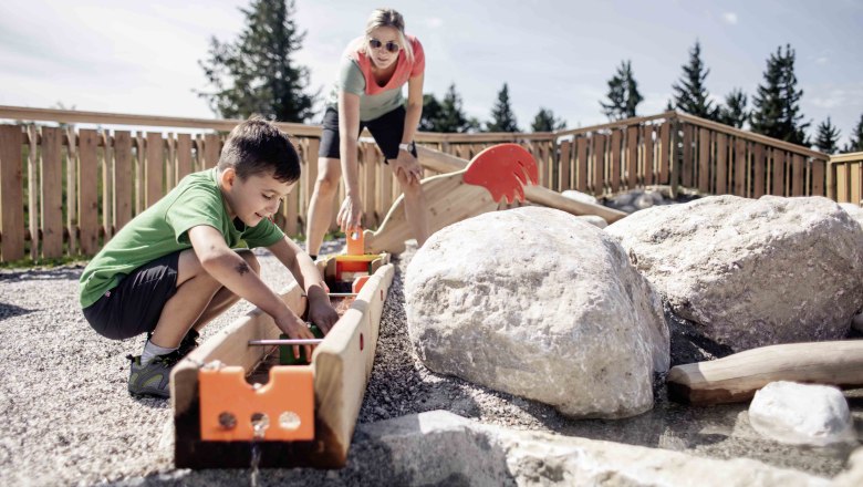 Nikis Alm-Abenteuer - versorge die Tiere beim Alm-Bründl mit Wasser, © jollyschwarz.com / heldenderfreizeit.com